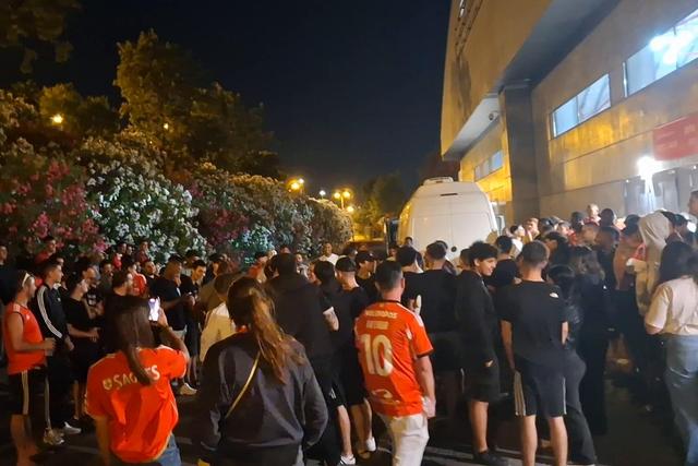 Adeptos festejam bicampeonato com os jogadores na Luz