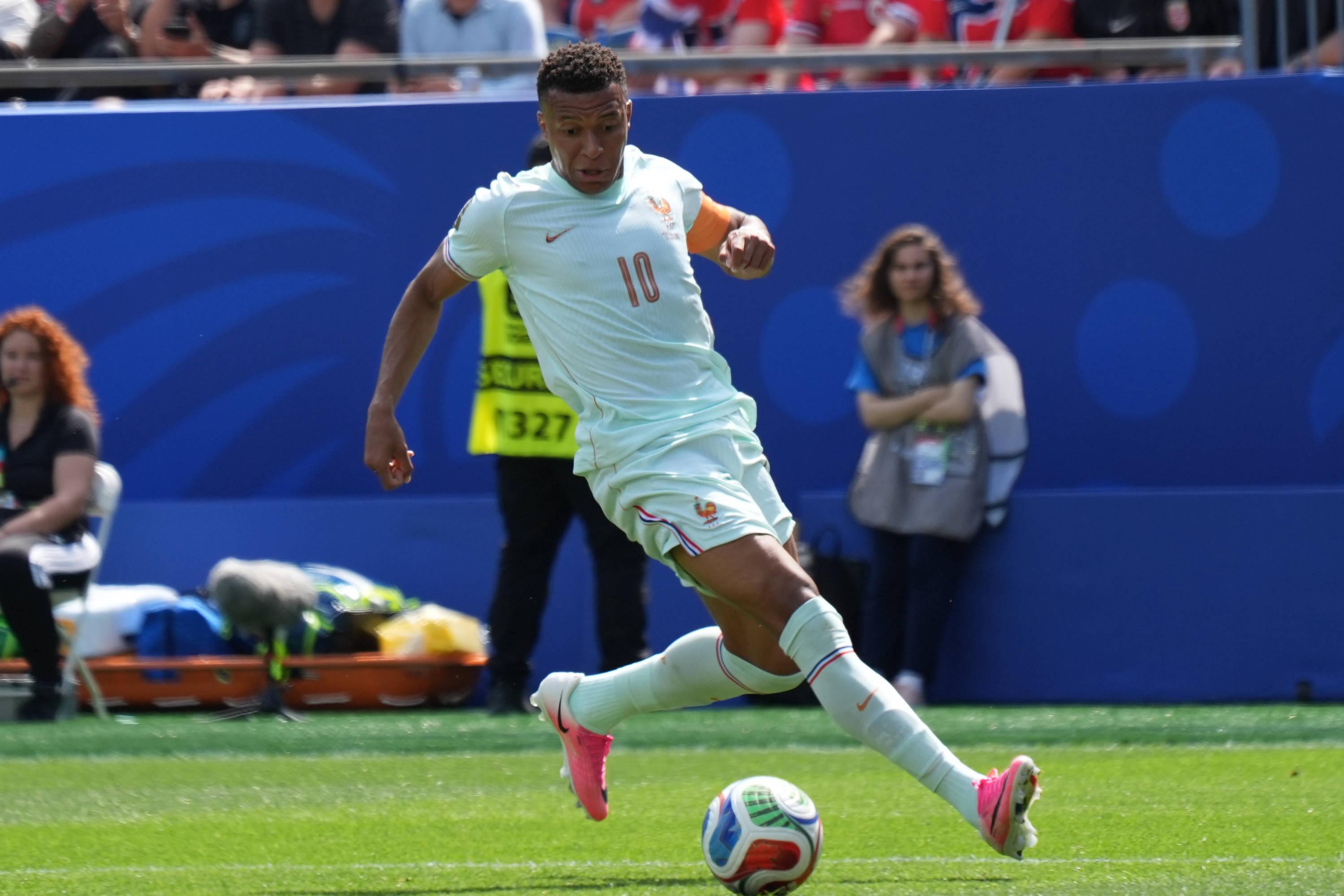 Mbappé tem mostrado no Mundial que a final perdida de 2022 lhe está atravessada na garganta. Na seleção francesa parece ter o contexto certo que nem sempre encontrou no Real Madrid - Foto: IMAGO
