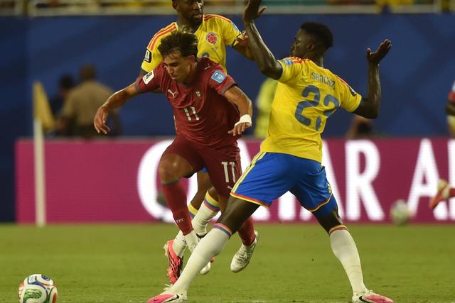 João Félix escapa-se a Davinson Sánchez neste lance - Foto: Miguel Nunes