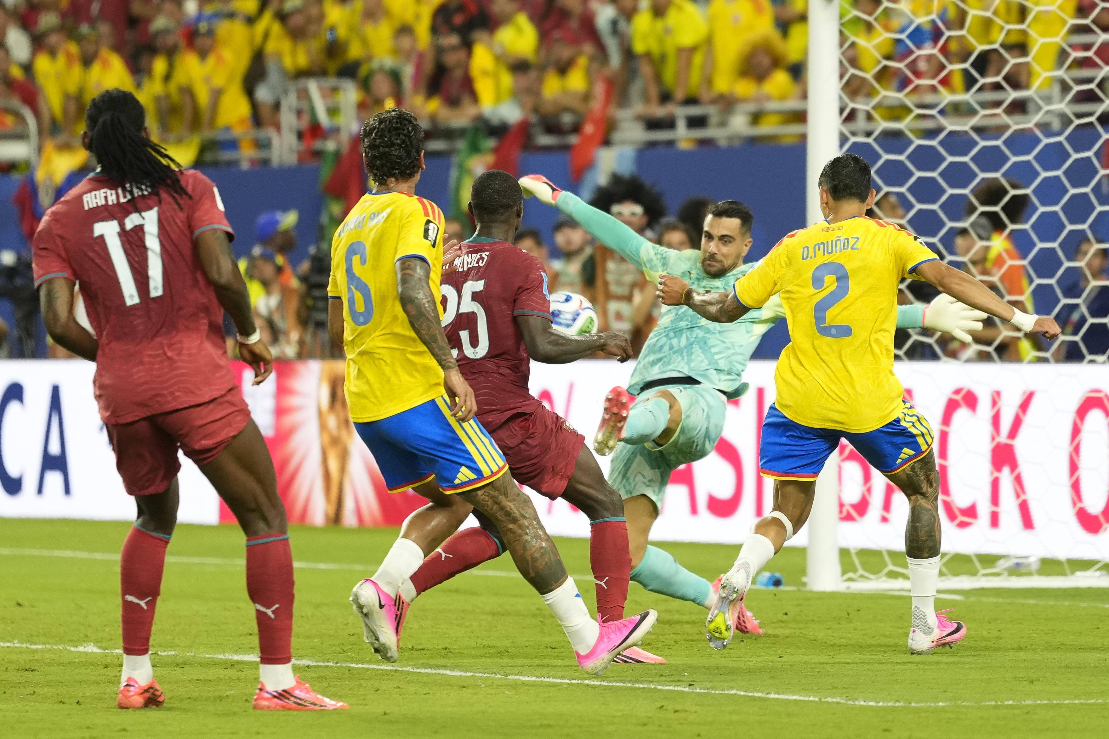 Diogo Costa foi o melhor em campo para A BOLA no jogo da Seleção Naciona frente à Colômbia. Até com o pé defendeu - Foto: IMAGO