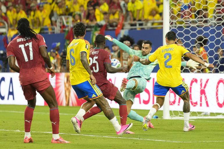 Diogo Costa foi o melhor em campo para A BOLA no jogo da Seleção Naciona frente à Colômbia. Até com o pé defendeu - Foto: IMAGO