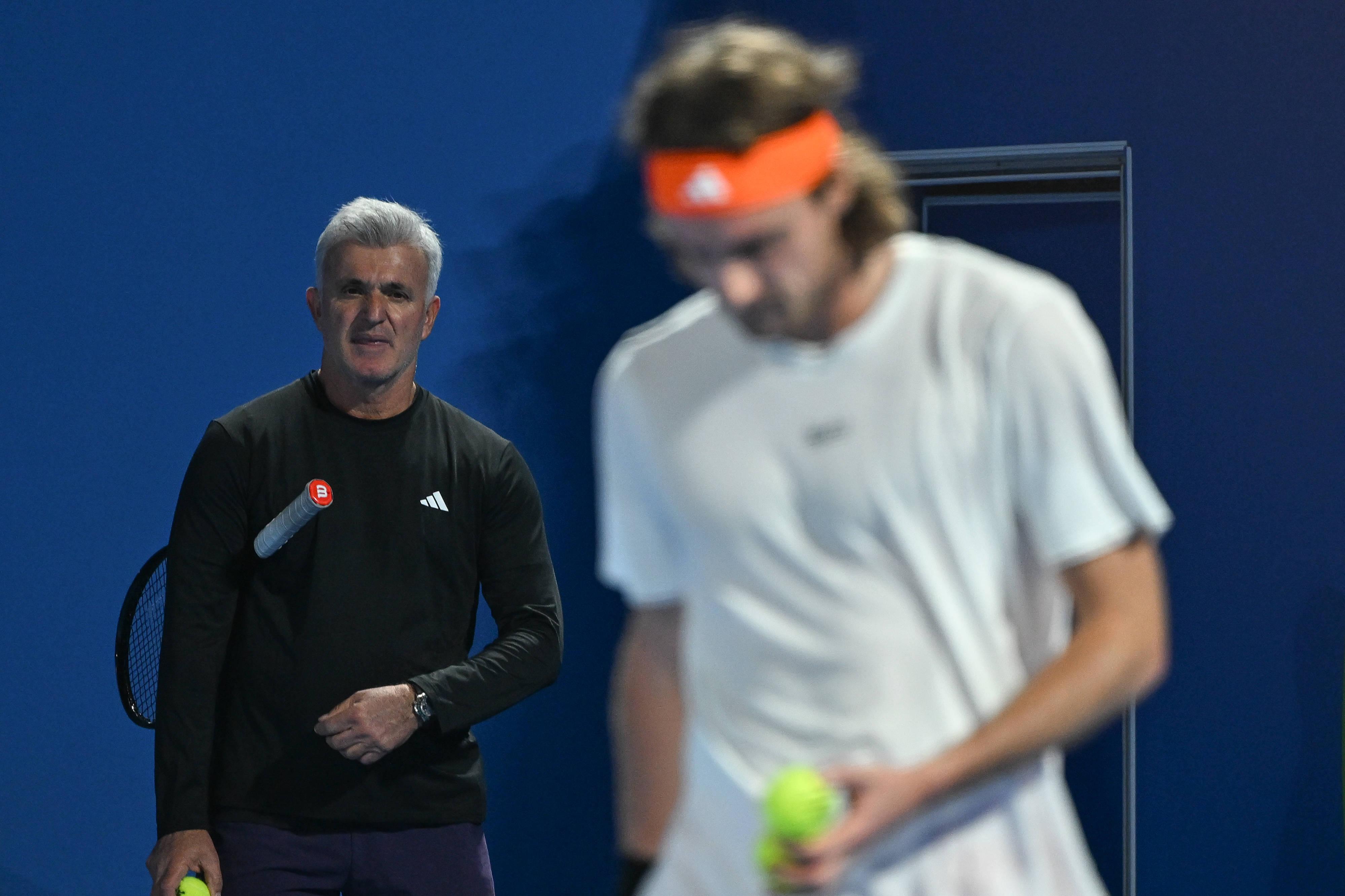 Stefanos Tsitsipas com o pai e treinador Apostolos no Qatar