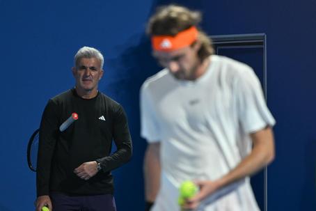 Stefanos Tsitsipas com o pai e treinador Apostolos no Qatar