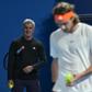 Stefanos Tsitsipas com o pai e treinador Apostolos no Qatar
