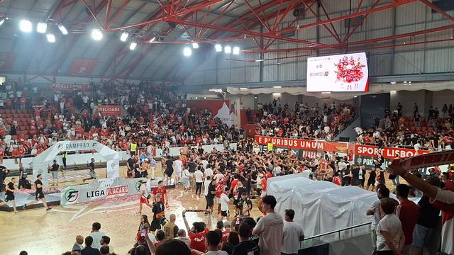 Valeu tudo na Luz: invasão de campo para festejar o título frente ao Sporting!