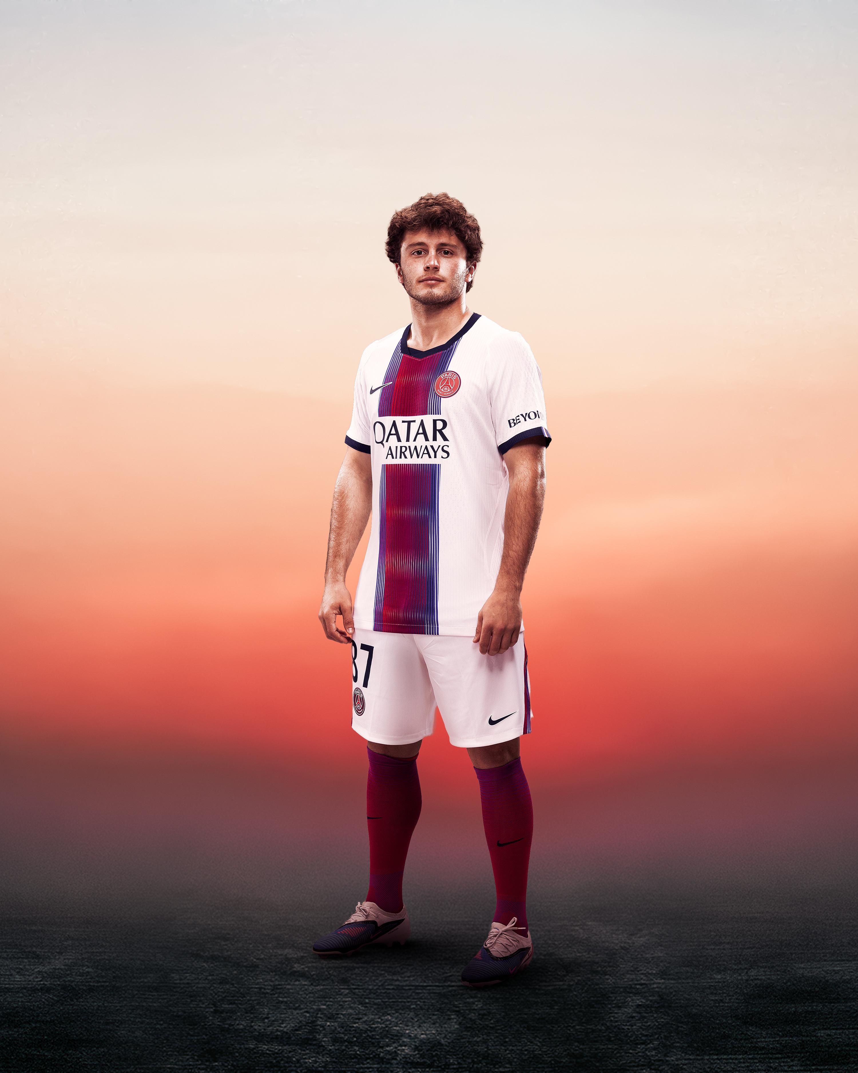 João Neves com a nova camisola do PSG