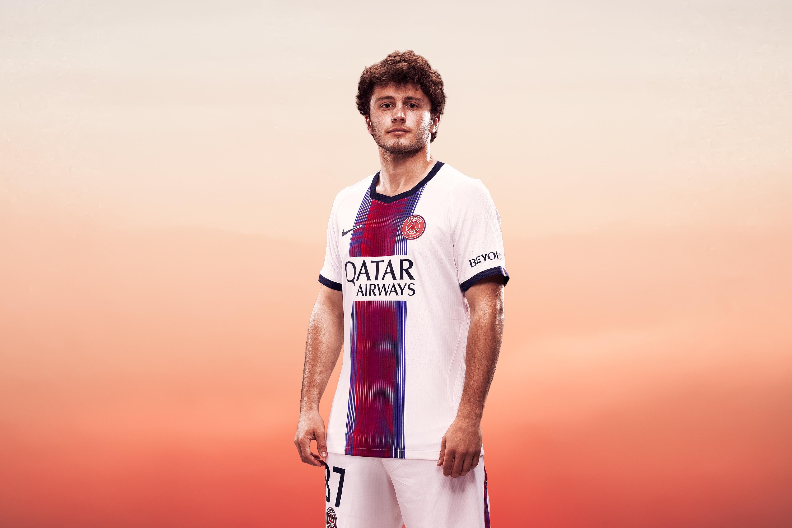 João Neves com a nova camisola do PSG