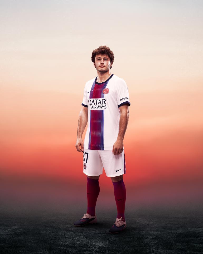 João Neves com a nova camisola do PSG