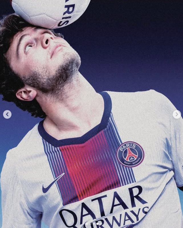 João Neves com a nova camisola do PSG
