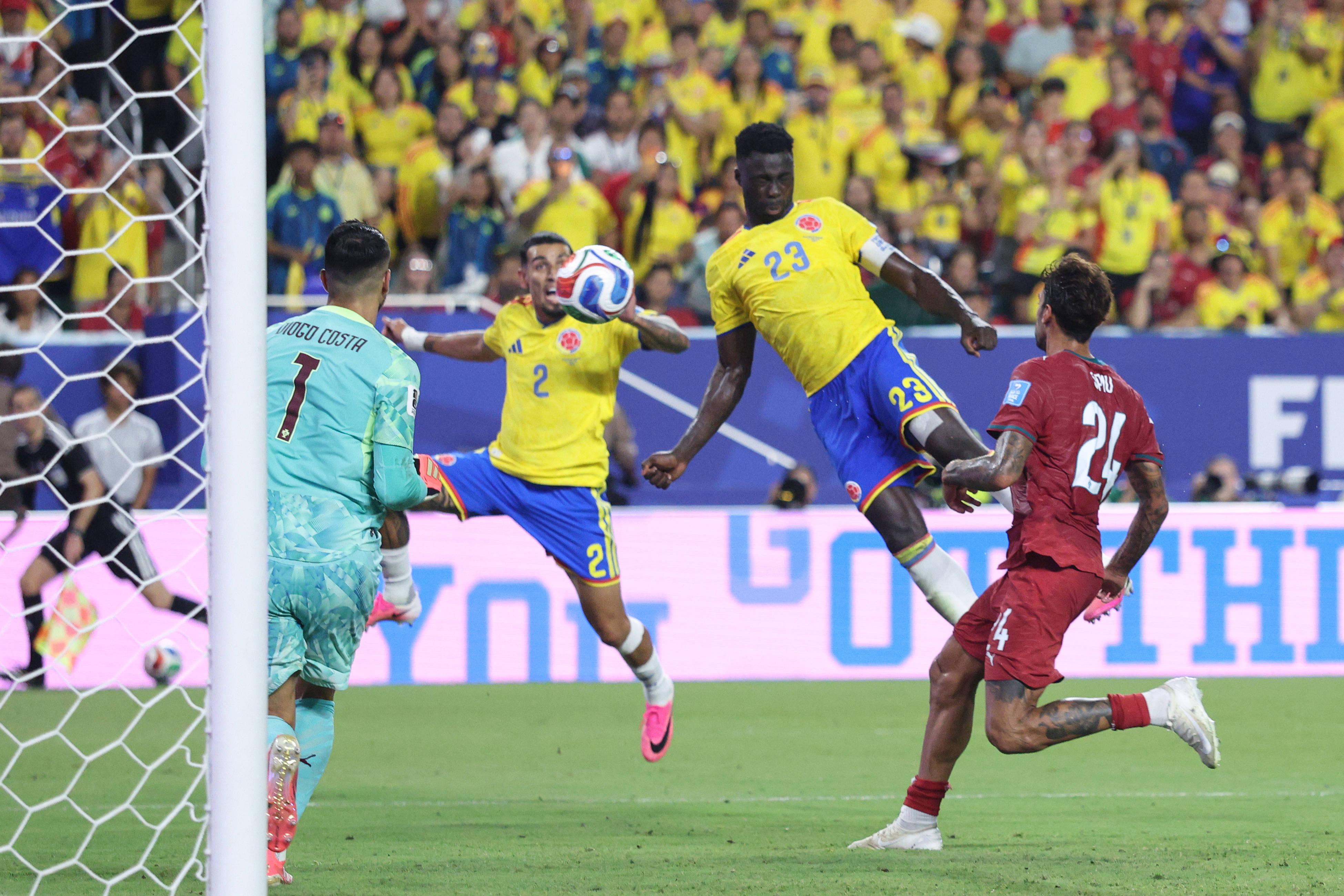 Davinson Sánchez teve um golo anulado por centímetros na compensação