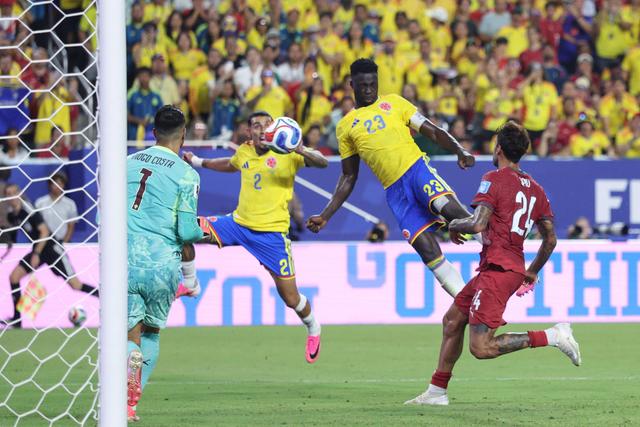 Davinson Sánchez teve um golo anulado por centímetros na compensação