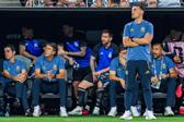 Messi no banco, imagem rara