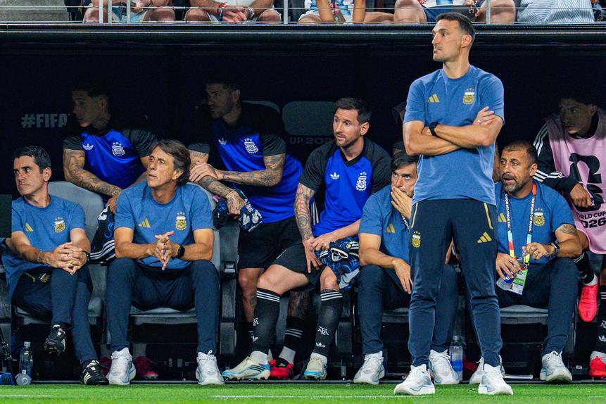 Messi no banco, imagem rara