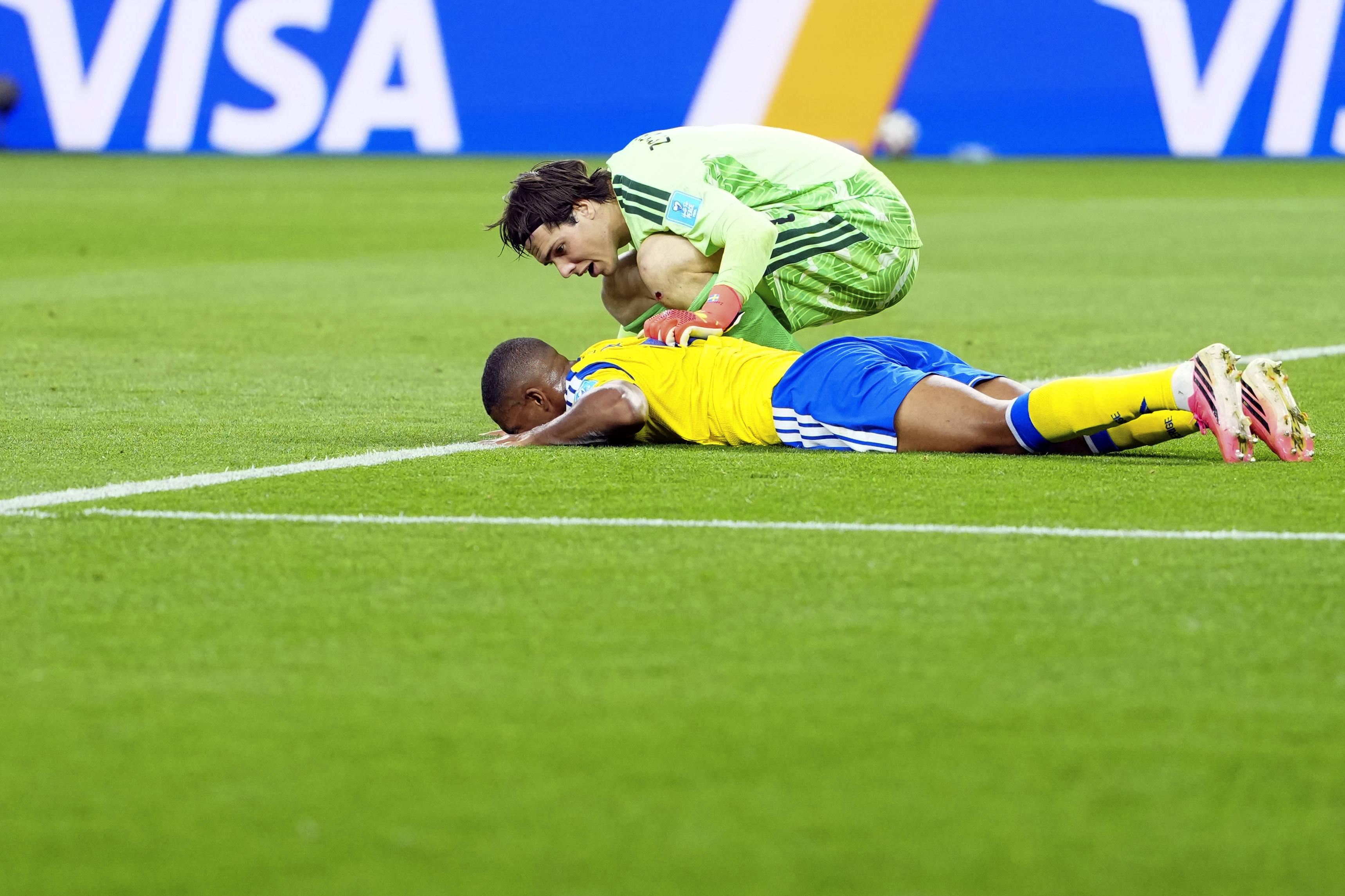Isak Hien ficou em muito mau estado no Suécia-Japão