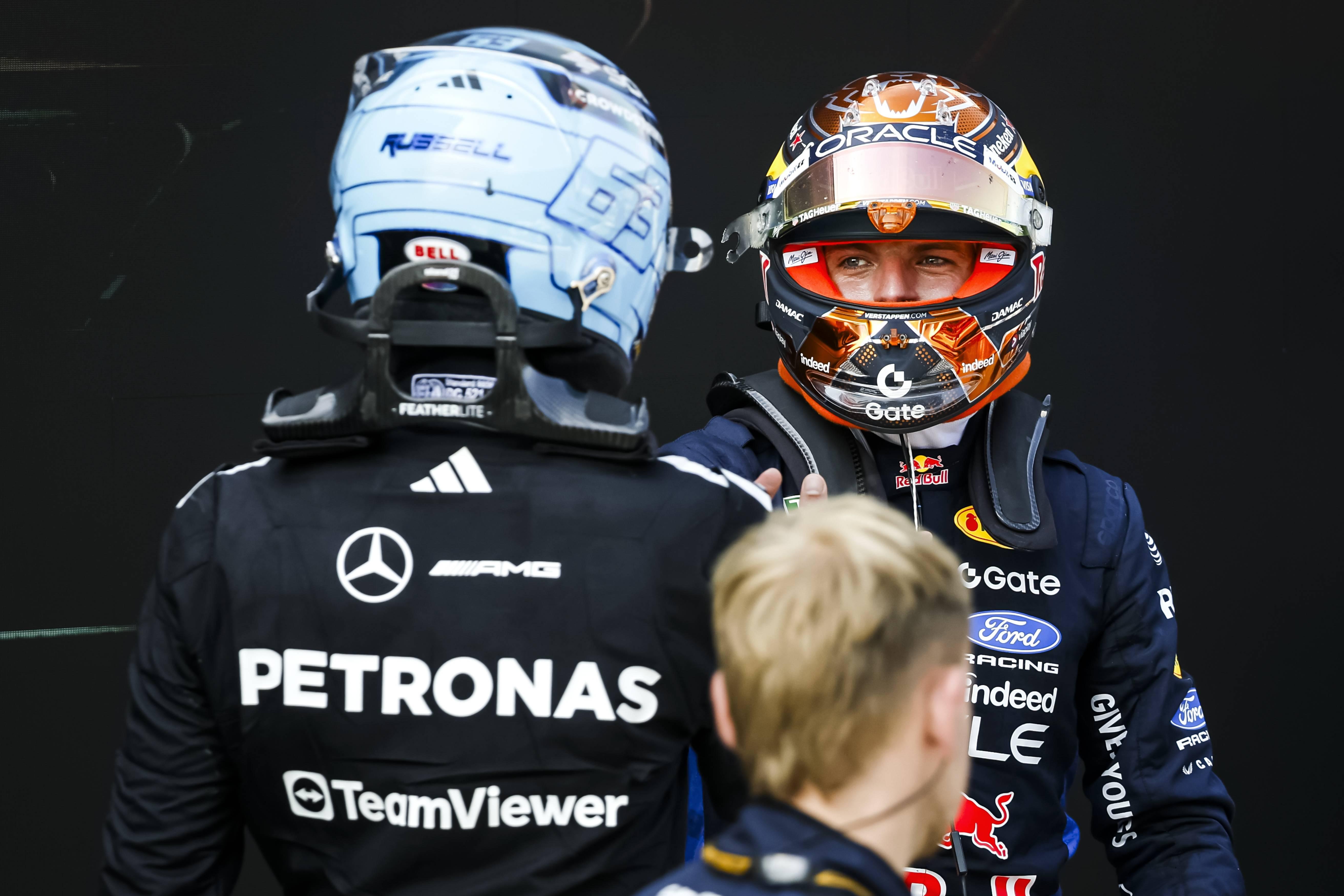 Max Verstappen a cumprimentar George Russell no final da corrida