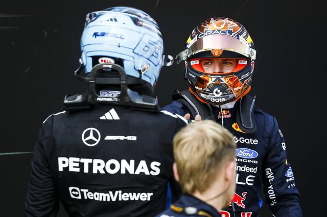 Max Verstappen a cumprimentar George Russell no final da corrida
