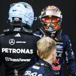 Max Verstappen a cumprimentar George Russell no final da corrida