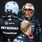 Max Verstappen a cumprimentar George Russell no final da corrida