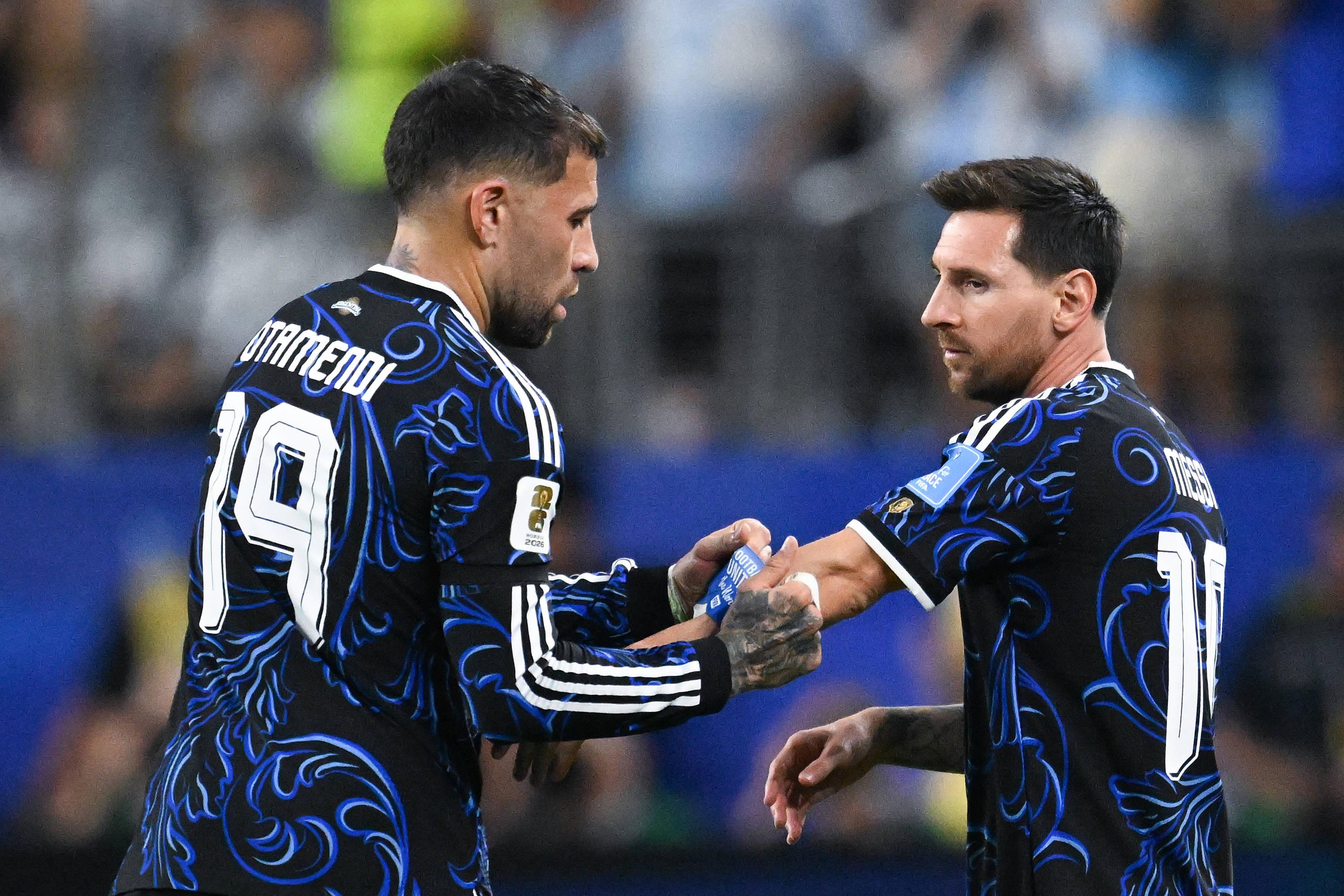 Otamendi entregou a braçadeira Messi quando ele entrou em campo