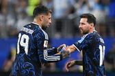 Otamendi entregou a braçadeira Messi quando ele entrou em campo
