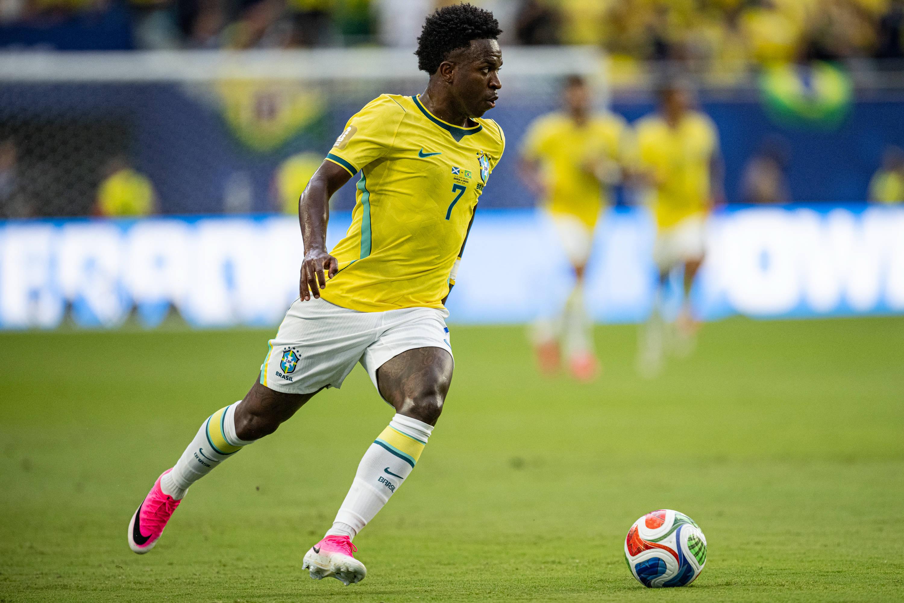 Outro que parece ter na seleção o papel que lhe assenta que nem uma luva. Curiosamente, não tendo Mbappé a seu lado. Vinícius Júnior está solto e cheira o perigo a cada esquina - Foto: IMAGO