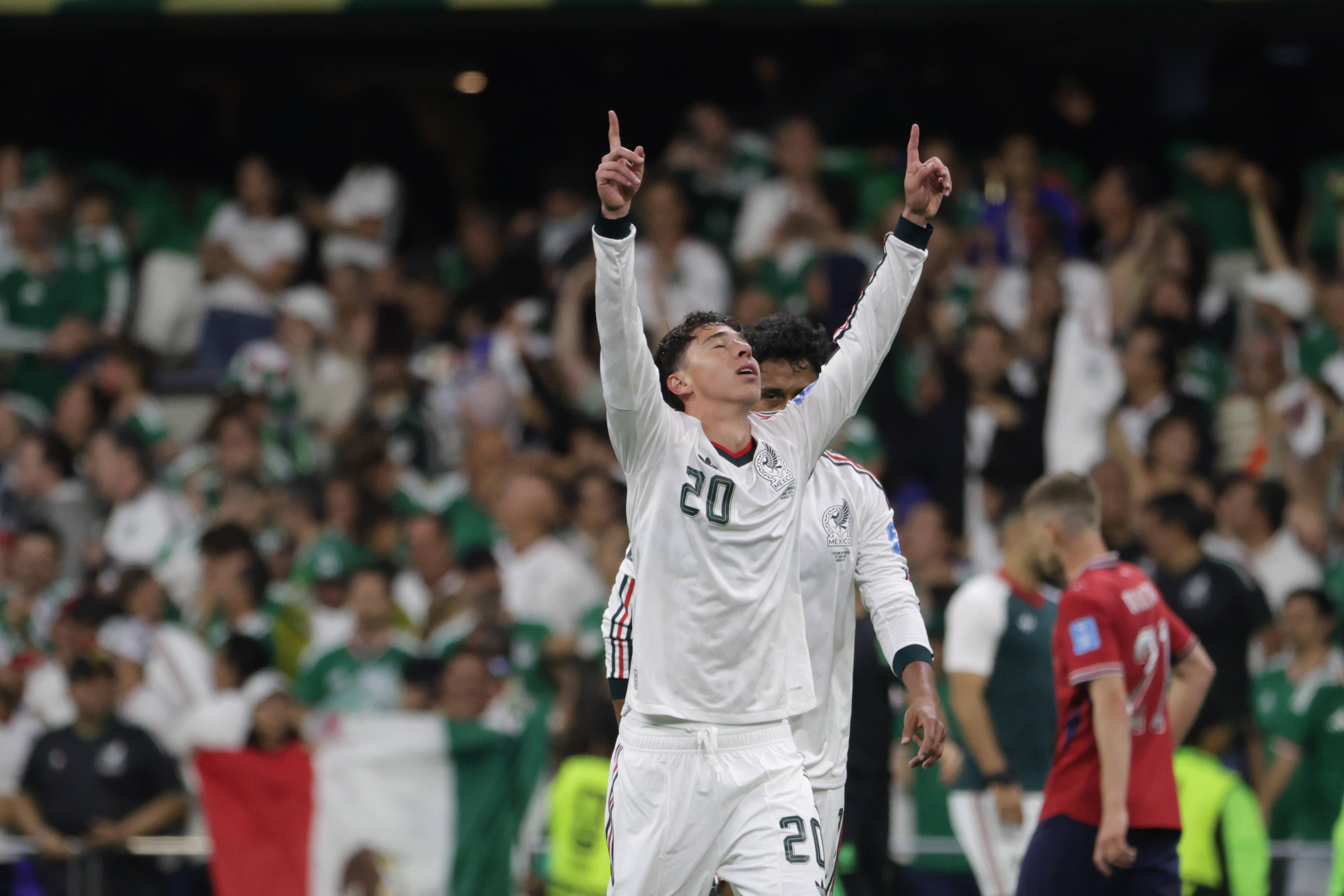 Mateo Chávez ajudou, com um golo, o México a terminar a fase de grupos com mais um triunfo. O lateral-esquerdo foi um dos melhores frente à Chéquia (3-0) - Foto: IMAGO