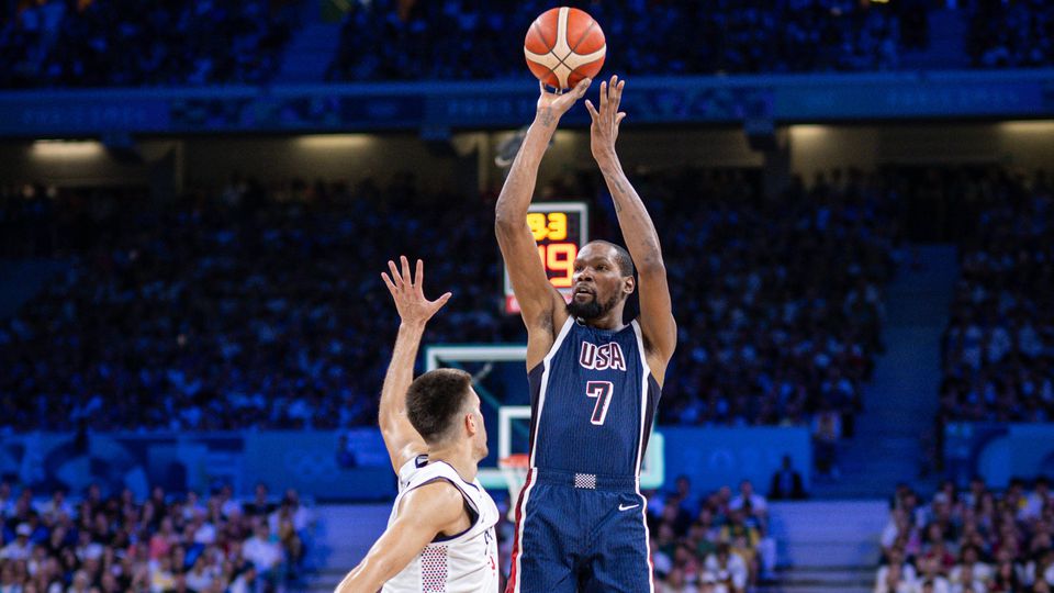 Kevin Durant atira a matar na estreia dos Estados Unidos