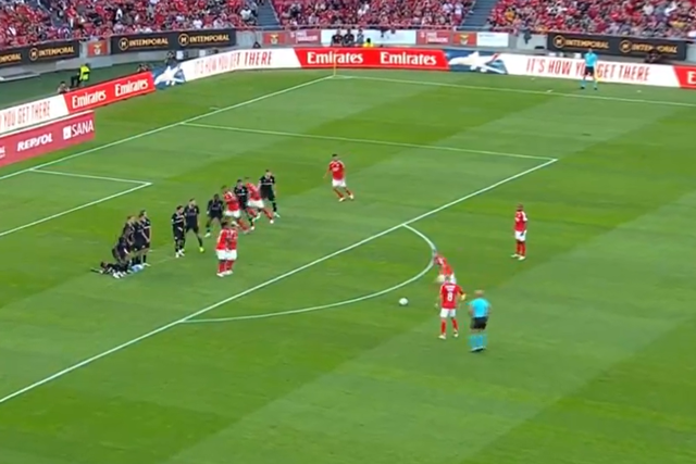 VÍDEO: Beste estreia-se a marcar pelo Benfica de livre direto