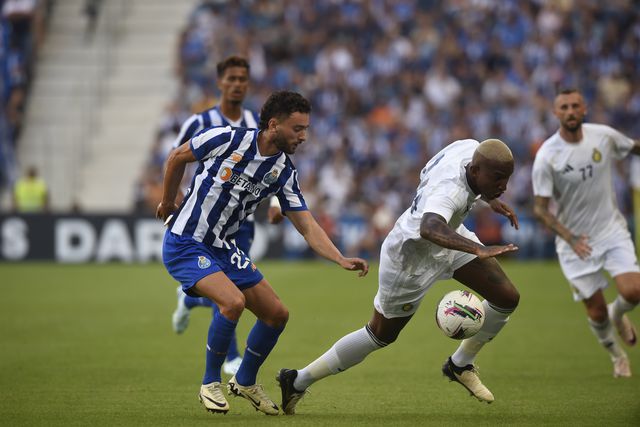 A leveza de um dragão que adora o número 4 (crónica)