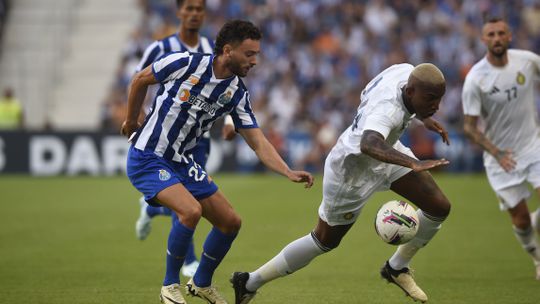 A leveza de um dragão que adora o número 4 (crónica)