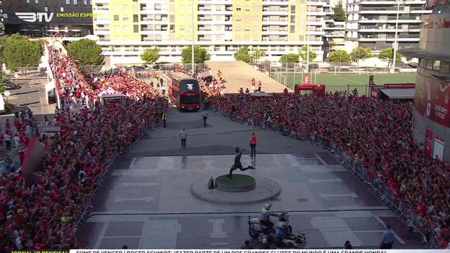 A apoteótica chegada do autocarro do Benfica junto à estátua de Eusébio