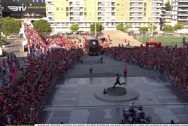 A apoteótica chegada do autocarro do Benfica junto à estátua de Eusébio