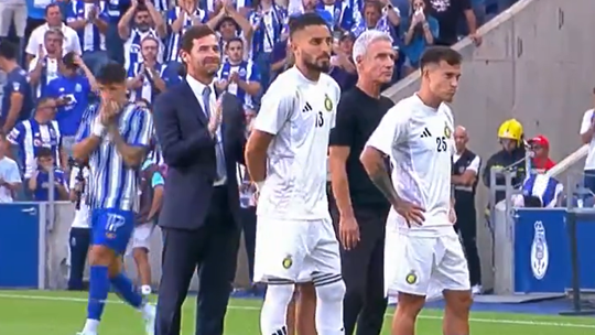 VÍDEO: FC Porto presta homenagem a Otávio, Alex Telles e Luís Castro