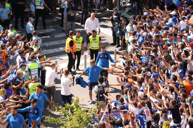 A entrada dos jogadores do FC Porto no meio dos adeptos