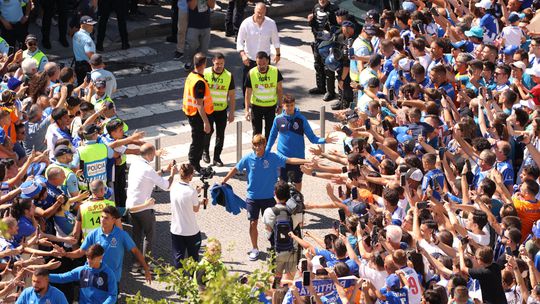 A entrada dos jogadores do FC Porto no meio dos adeptos