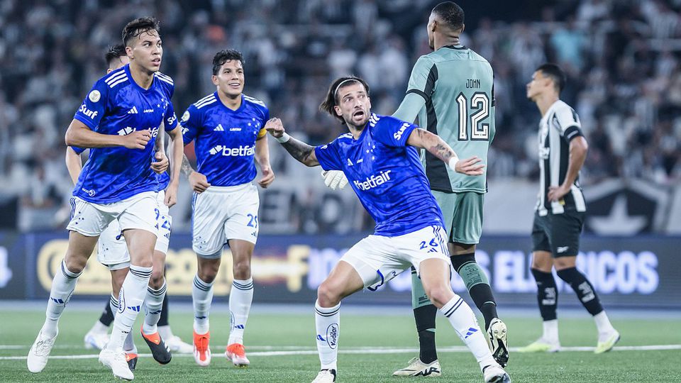 Botafogo de Artur Jorge arrasado em casa pelo Cruzeiro