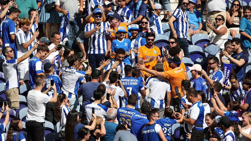 FC Porto: 34 jogadores, Francisco ovacionado e números atribuídos