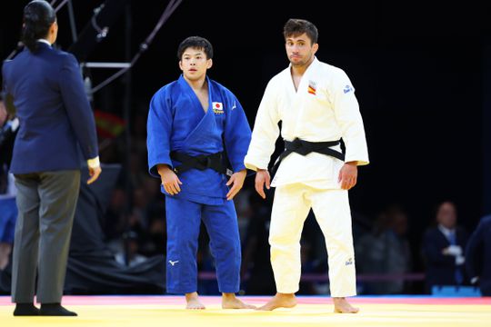 Judoca espanhol ganha medalha, fica de mão estendida e é alvo de ameaças