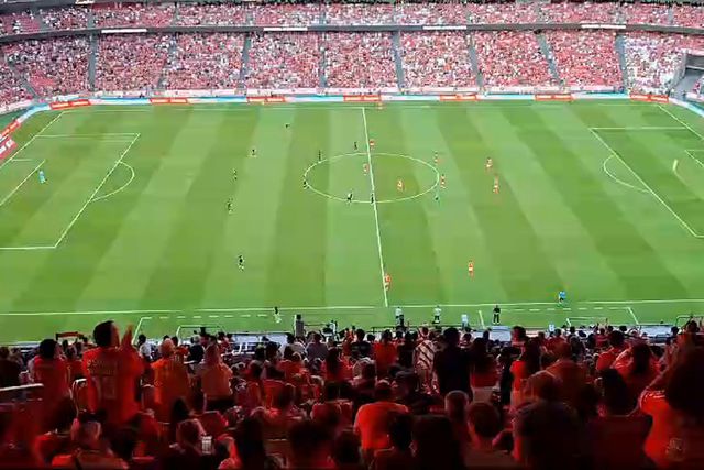 Luz de pé a aplaudir Eusébio