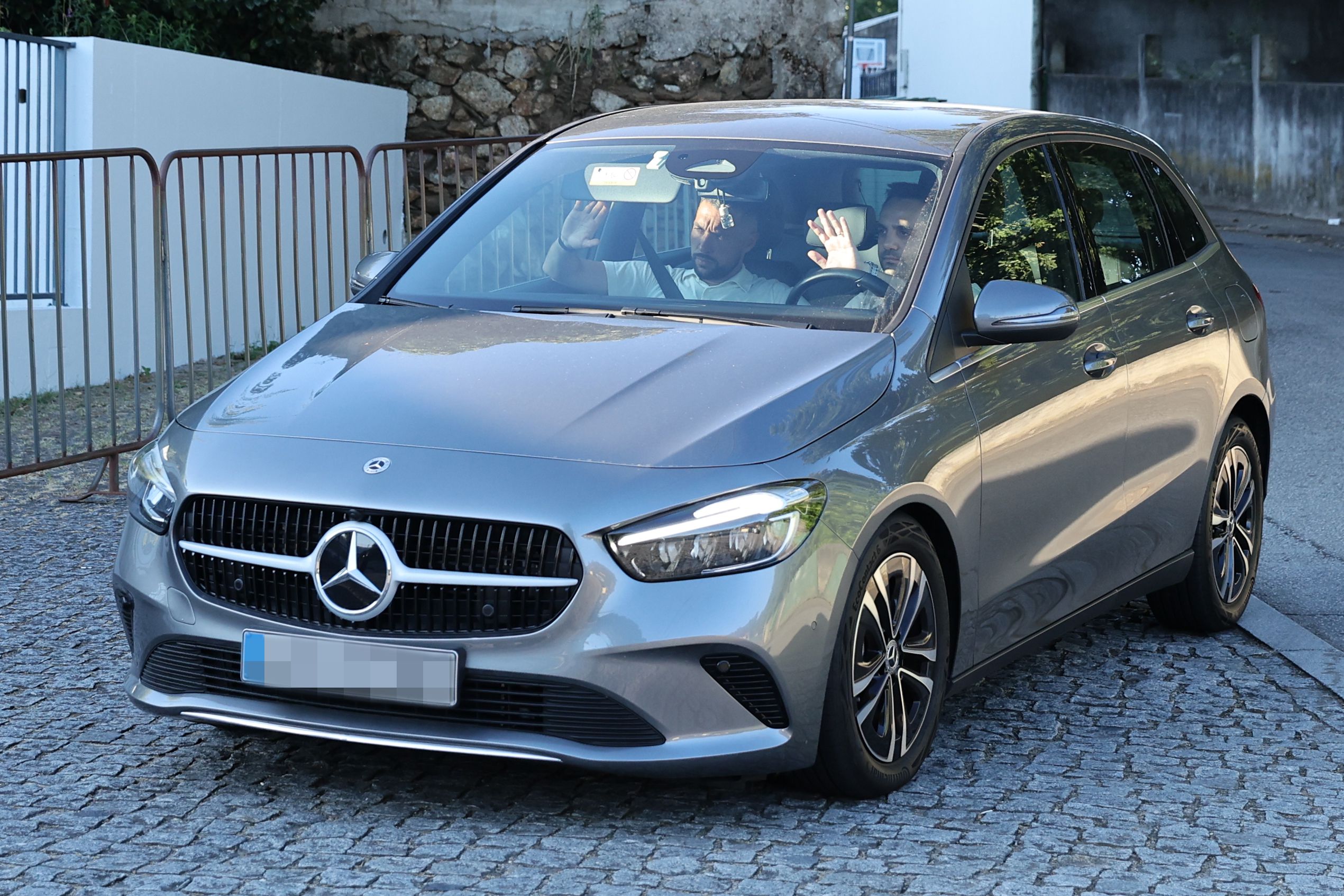 Equipa do FC Porto chega ao Centro de Treinos e Formacao Desportiva Porto/Gaia para mais um dia de trabalho: Francesco Farioli e Osman Kul. Segunda-feira, 28 de julho de 2025. (Catarina Morais / Kapta+)