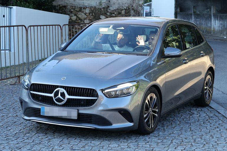 Equipa do FC Porto chega ao Centro de Treinos e Formacao Desportiva Porto/Gaia para mais um dia de trabalho: Francesco Farioli e Osman Kul. Segunda-feira, 28 de julho de 2025. (Catarina Morais / Kapta+)