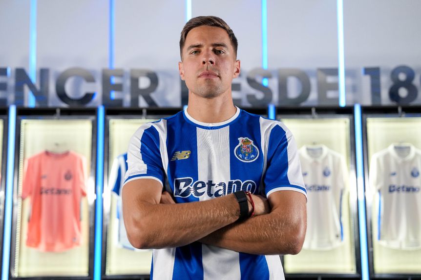 Jan Bednarek com a camisola do FC Porto