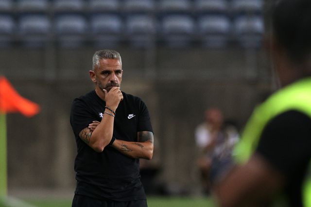 Rui Borges com ar apreensivo durante o jogo particular entre o Sporting e o Sunderland realizado no Estádio do Algarve