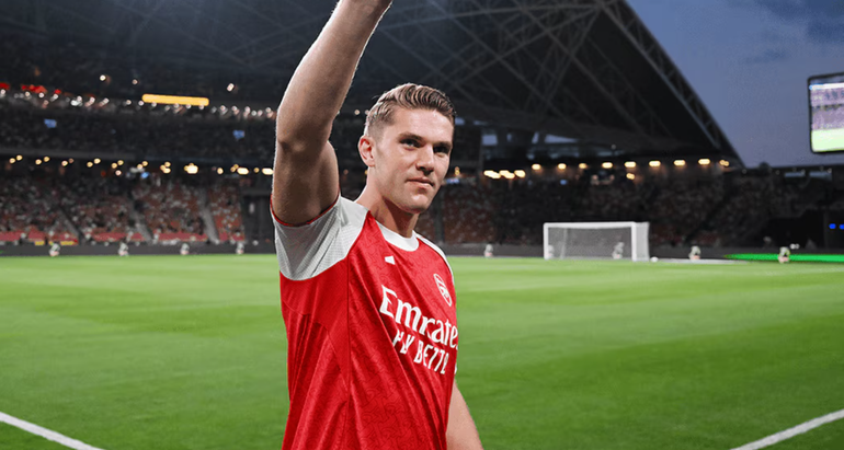 Viktor Gyokeres a ser apresentado como reforço do Arsenal na Ásia