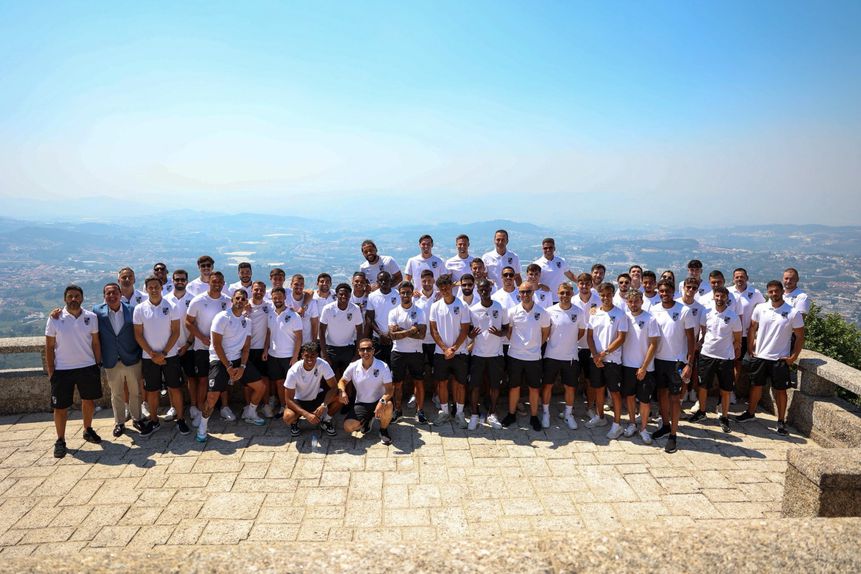 É com este plantel, apresentado nesta segunda-feira, 28 de julho, que o Vitória Sport Clube vai atacar 2025/2026 (FOTO: VSC)