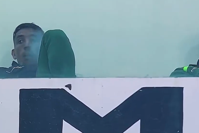 Centurión a fumar e nem tentou disfarçar