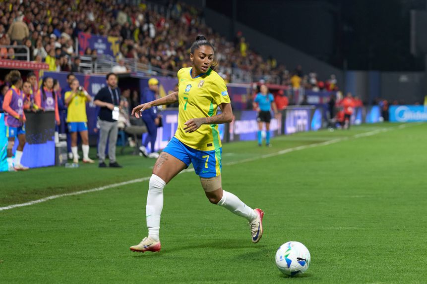 Kerolin, avançada brasileira de 25 anos que joga nas inglesas do Manchester City, conduz a bola durante jogo da Copa América frente à Colômbia