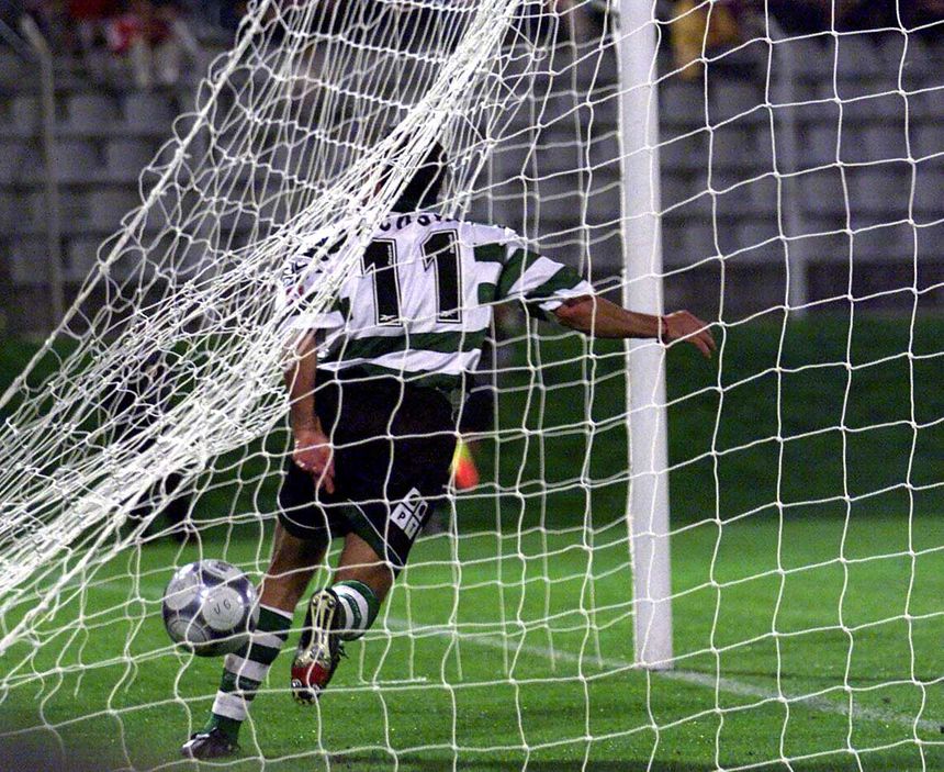 Acosta, antigo avançado argentino do Sporting, festeja um dos golos na vitória, por 2-1, ao Parma, jogo de apresentação aos simpatizantes leoninos realizado a 28 de julho de 2000