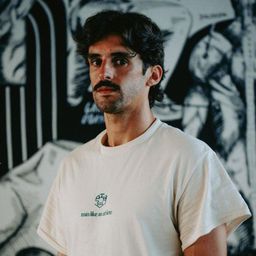 Trincão trabalha com um personal trainer à margem do treino diário no Sporting