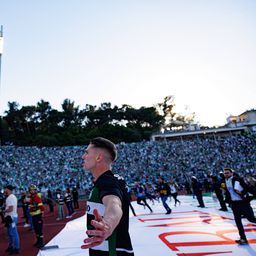 Gyokeres a festejar com os adeptos do Sporting no Jamor